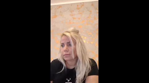 Snapshot of 00yourmilf chatting on 03-19-26, 04:00 Alma online show from 03-19-26, 04:00