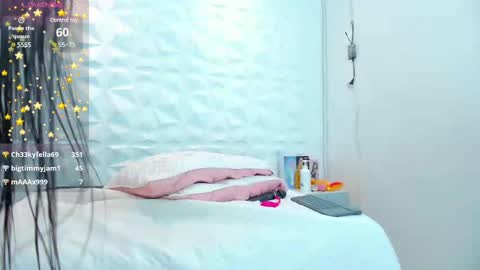 Snapshot of 01nahomi chatting on 02-15-25, 03:50 Nahomi online show from 02-15-25, 03:50