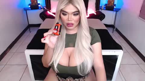 Snapshot of 10incheskinkynastytrans chatting on 12-09-24, 06:25 Sasha Banks online show from 12-09-24, 06:25