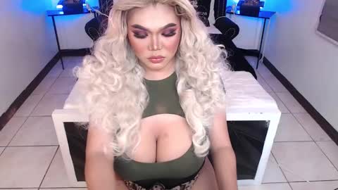 Snapshot of 10incheskinkynastytrans chatting on 12-12-24, 12:05 Sasha Banks online show from 12-12-24, 12:05