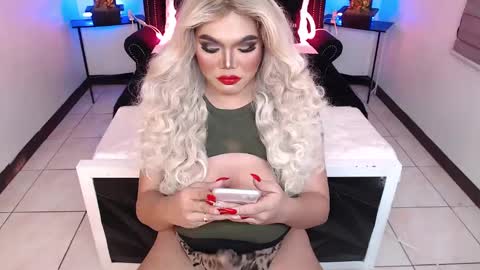 Snapshot of 10incheskinkynastytrans chatting on 12-16-24, 05:27 Sasha Banks online show from 12-16-24, 05:27