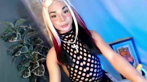 Snapshot of 18_nicole chatting on 06-10-26, 10:03 barbie online show from 06-10-26, 10:03