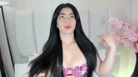 Snapshot of 1m_emily chatting on 06-09-26, 11:05 . online show from 06-09-26, 11:05