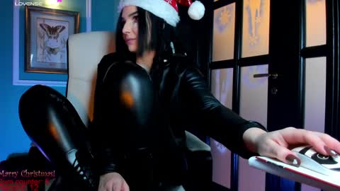 Snapshot of 1munique chatting on 12-22-24, 10:49 Moona online show from 12-22-24, 10:49