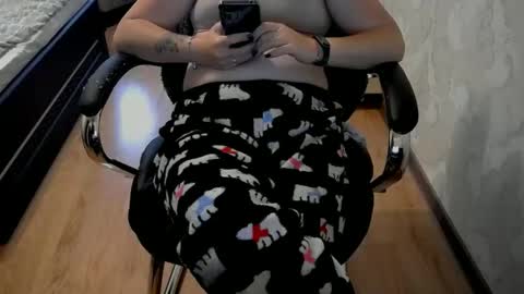 Snapshot of 1your_hot_girls chatting on 10-27-25, 02:10 1your_hot_girls online show from 10-27-25, 02:10