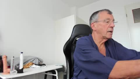 Henk online show from 10-26-25, 01:39