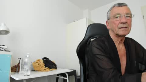 Henk online show from 04-22-26, 03:24