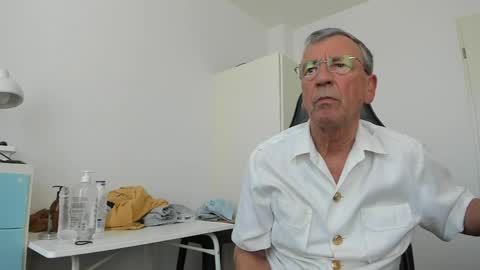 Snapshot of 200gentleman chatting on 04-23-26, 02:30 Henk online show from 04-23-26, 02:30