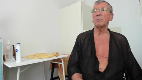 Snapshot of 200gentleman chatting on 05-10-26, 10:53 Henk online show from 05-10-26, 10:53