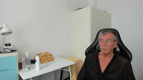 Snapshot of 200gentleman chatting on 05-17-26, 11:06 Henk online show from 05-17-26, 11:06