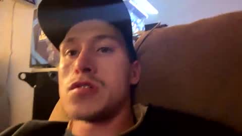 Snapshot of 21yearsy0ung9icheshung chatting on 01-01-25, 01:04 AlecurClit online show from 01-01-25, 01:04