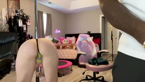 Snapshot of 2for5uncut chatting on 10-28-25, 04:42 RR UnCut online show from 10-28-25, 04:42