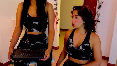 independent model online show from 12-25-24, 10:06
