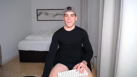 Snapshot of _aesthetic chatting on 04-29-26, 07:42 _aesthetic online show from 04-29-26, 07:42