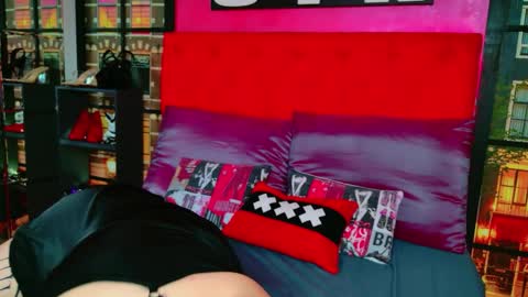 Snapshot of _allisson__ chatting on 04-11-26, 01:43 Alison online show from 04-11-26, 01:43