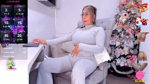 Snapshot of _ana_bolena__ chatting on 12-21-24, 07:49 Ana Bolena online show from 12-21-24, 07:49