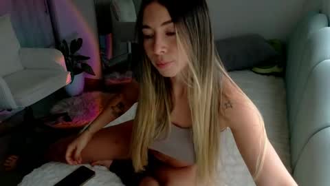 Snapshot of _arianalzate_ chatting on 06-05-26, 10:15 60 online show from 06-05-26, 10:15
