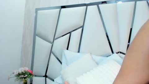 Aura online show from 10-31-25, 02:45