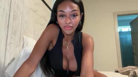 Snapshot of _avamonroe chatting on 11-17-25, 10:37 _avamonroe online show from 11-17-25, 10:37