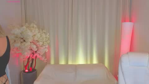 Snapshot of _b00bss_ chatting on 10-10-25, 03:27 Jess online show from 10-10-25, 03:27