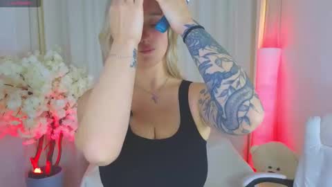 Snapshot of _b00bss_ chatting on 10-24-25, 03:36 Jess online show from 10-24-25, 03:36