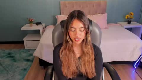 Snapshot of _charlotte_evans_2 chatting on 04-17-26, 05:16 Charlote online show from 04-17-26, 05:16