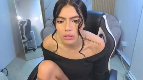 Snapshot of _charlottee_b chatting on 06-17-26, 01:01 _charlottee_b online show from 06-17-26, 01:01