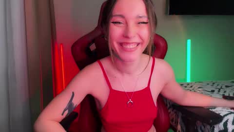 Snapshot of _cream_soda_ chatting on 10-17-25, 06:10 Malina online show from 10-17-25, 06:10