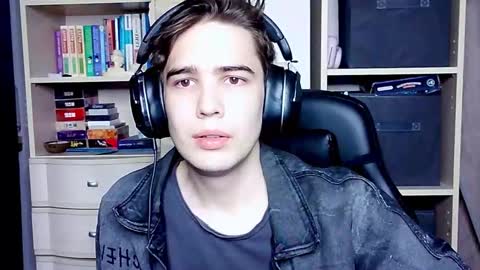 _crise_next_door_ online show from 10-09-25, 05:22