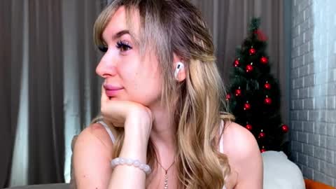 _crystal_moon_1 online show from 12-20-25, 09:22