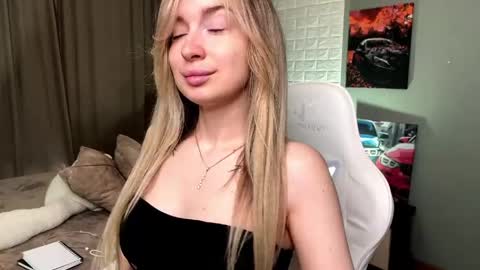 _crystal_moon_1 online show from 04-18-26, 07:07