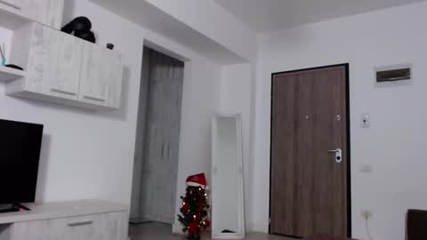 Snapshot of _dylangreen chatting on 12-21-24, 09:01 Dylan online show from 12-21-24, 09:01