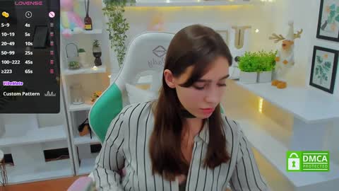 Snapshot of _eliizabeth__ chatting on 01-05-25, 09:57 Lizzy online show from 01-05-25, 09:57