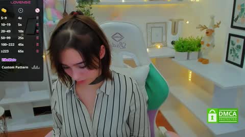 Snapshot of _eliizabeth__ chatting on 01-06-25, 12:59 Lizzy online show from 01-06-25, 12:59
