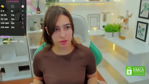 Snapshot of _eliizabeth__ chatting on 01-06-25, 09:22 Lizzy online show from 01-06-25, 09:22