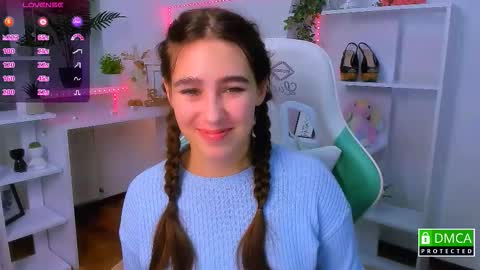 Snapshot of _eliizabeth__ chatting on 11-21-25, 10:30 Lizzy online show from 11-21-25, 10:30