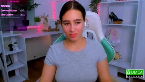 Snapshot of _eliizabeth__ chatting on 11-25-25, 10:43 Lizzy online show from 11-25-25, 10:43