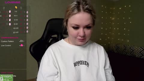 Snapshot of _elven_dreams__ chatting on 12-21-24, 05:14 chloue and Gretta online show from 12-21-24, 05:14