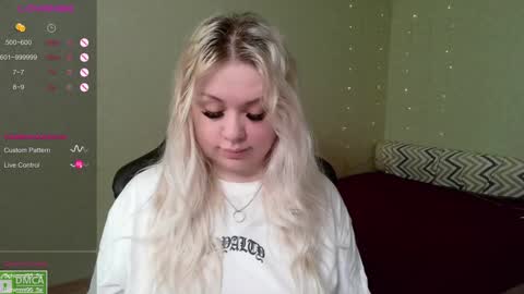 Snapshot of _elven_dreams__ chatting on 12-21-24, 08:18 chloue and Gretta online show from 12-21-24, 08:18