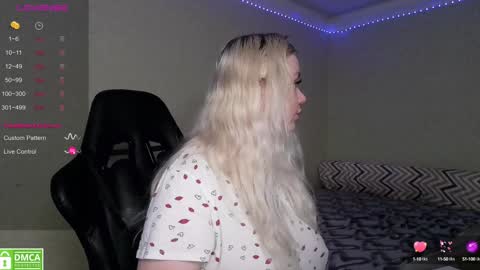 Snapshot of _elven_dreams__ chatting on 01-15-25, 09:24 chloue and Gretta online show from 01-15-25, 09:24