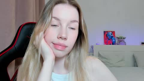 Snapshot of _emiliaaa chatting on 10-29-25, 04:09 Emi online show from 10-29-25, 04:09