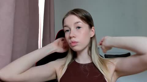 Snapshot of _emiliaaa chatting on 12-21-25, 07:04 Emi online show from 12-21-25, 07:04