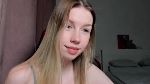 Snapshot of _emiliaaa chatting on 01-06-26, 09:46 Emi online show from 01-06-26, 09:46