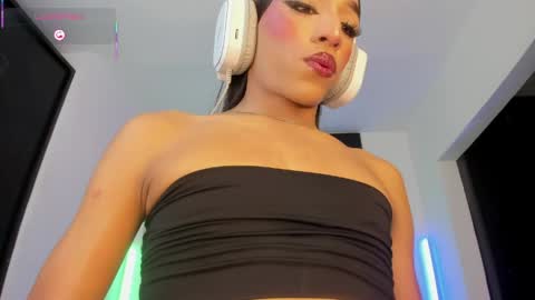 Snapshot of _emmaruiz chatting on 05-30-26, 01:03 Emma online show from 05-30-26, 01:03