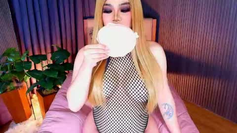 Snapshot of _empressvalerie_ chatting on 06-04-26, 09:48 _empressvalerie_ online show from 06-04-26, 09:48