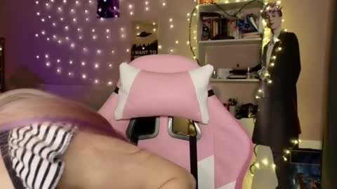 Snapshot of _eve____ chatting on 02-09-26, 02:04 EveEva online show from 02-09-26, 02:04