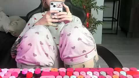 Snapshot of _feralberry__ chatting on 05-31-26, 07:48 Alis online show from 05-31-26, 07:48