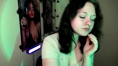 Snapshot of _foxy_lady chatting on 10-11-25, 06:23 Alice online show from 10-11-25, 06:23