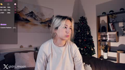 Snapshot of _golden_moon_ chatting on 12-28-24, 07:33 Rina online show from 12-28-24, 07:33
