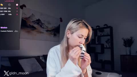 Snapshot of _golden_moon_ chatting on 02-15-25, 07:39 Rina online show from 02-15-25, 07:39